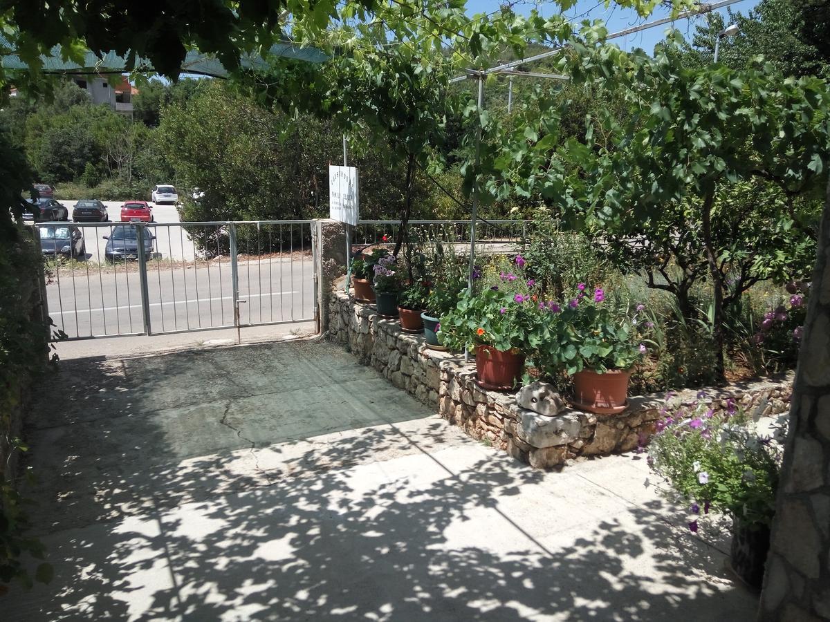 Guesthouse Eljuga Family Stari Grad  Esterno foto